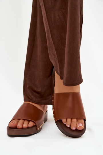 Dames slippers met studs in bruine kleur Terissa 2