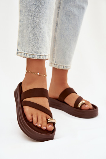 Dames chocoladekleurige slippers met bandjes en gouden details Farielle 2