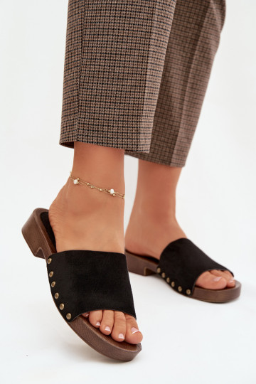 Damespantoffels met brede hakken in goudkleur met zwarte studs