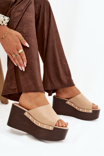 Tai turireline dames pantoffels op platform met studs in zandkleur