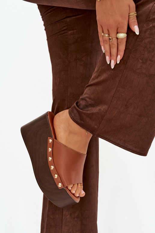 Damespantoffels Op de INig met klinknagels bruine kleur Het heeftreline