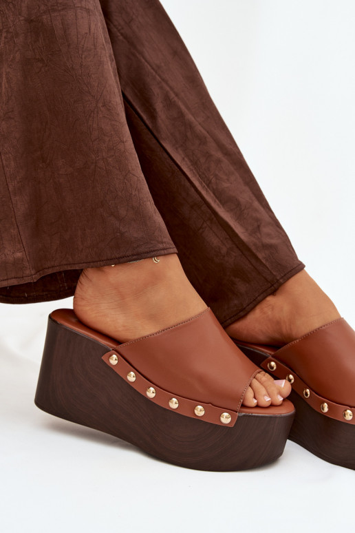 Damespantoffels Op de INig met klinknagels bruine kleur Het heeftreline