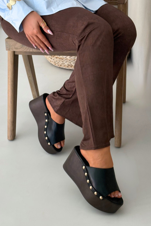 Dames slippers op platform met studs in zwarte kleur Taireline