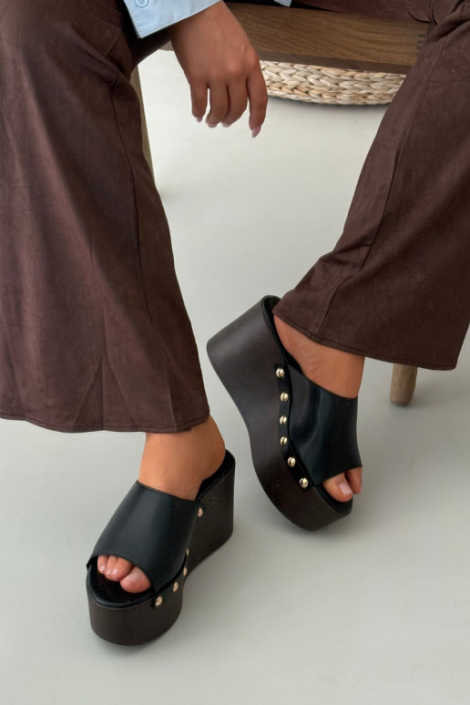 Dames slippers op platform met studs in zwarte kleur Taireline