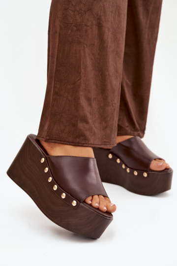 Dames slippers op platform met studs in chocolade kleur Taireline