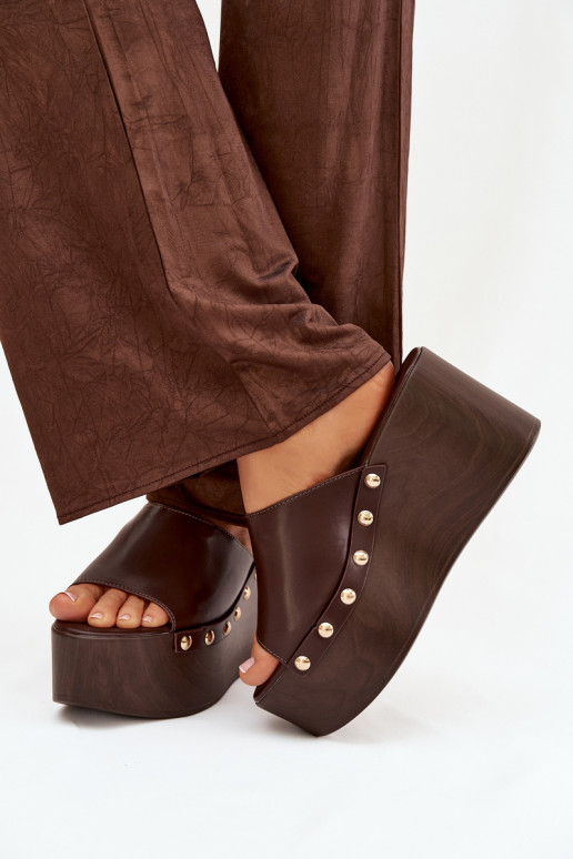 Dames slippers op platform met studs in chocolade kleur Taireline