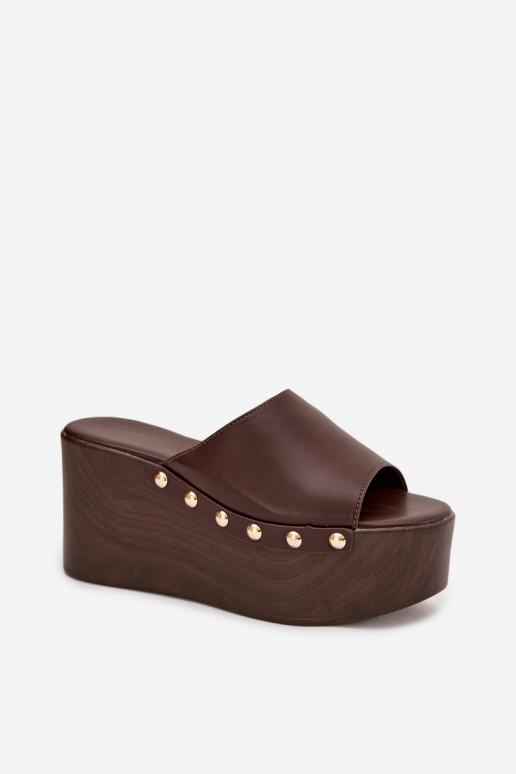 Dames slippers op platform met studs in chocolade kleur Taireline