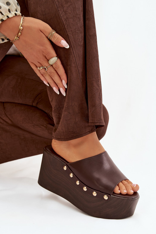 Dames slippers op platform met studs in chocolade kleur Taireline