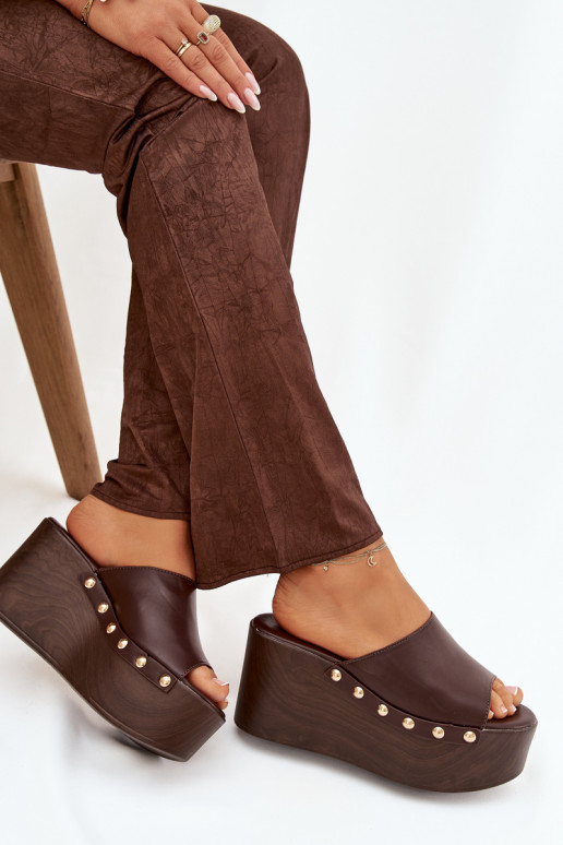 Dames slippers op platform met studs in chocolade kleur Taireline