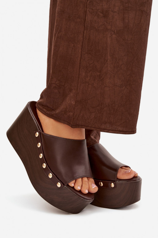 Dames slippers op platform met studs in chocolade kleur Taireline