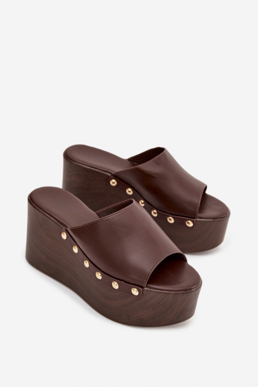 Dames slippers op platform met studs in chocolade kleur Taireline