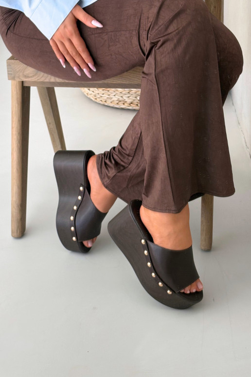 Dames slippers op platform met studs in chocolade kleur Taireline