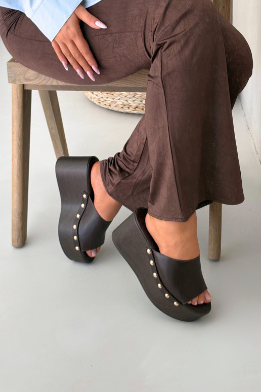 Dames slippers op platform met studs in chocolade kleur Taireline