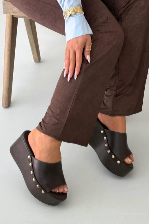 Dames slippers op platform met studs in chocolade kleur Taireline