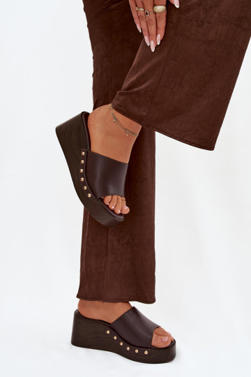 Dames slippers op platform met gouden studs in chocolade kleur Arionne