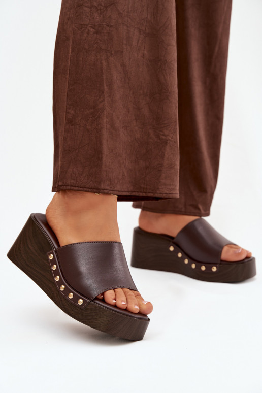 Dames slippers op platform met gouden studs in chocolade kleur Arionne