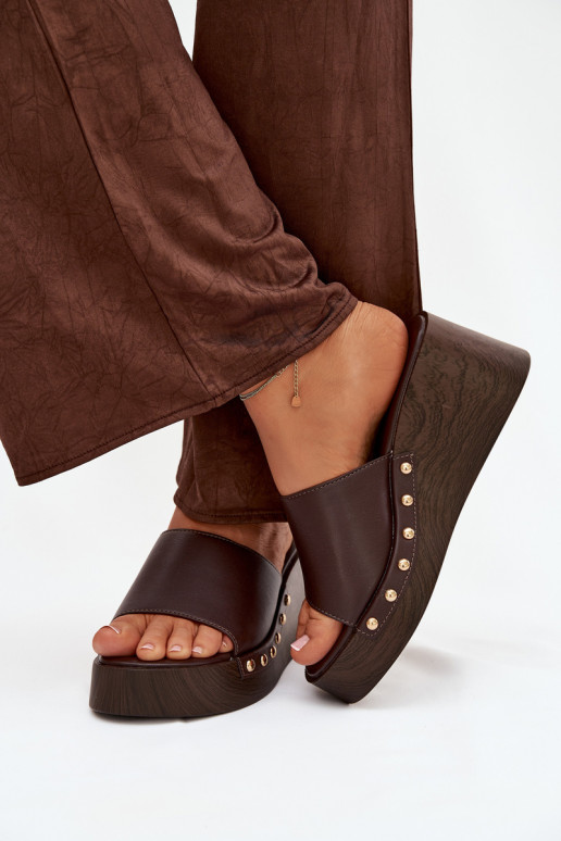 Dames slippers op platform met gouden studs in chocolade kleur Arionne