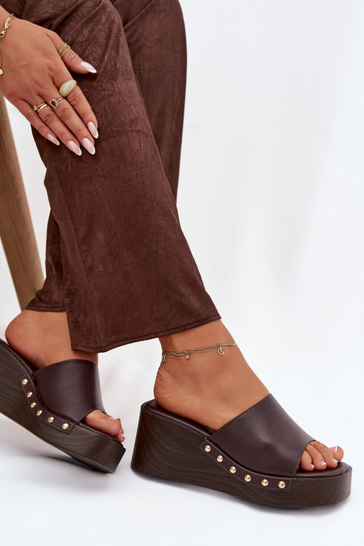 Dames slippers op platform met gouden studs in chocolade kleur Arionne