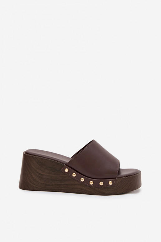 Dames slippers op platform met gouden studs in chocolade kleur Arionne