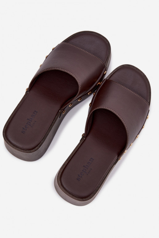 Dames slippers op platform met gouden studs in chocolade kleur Arionne