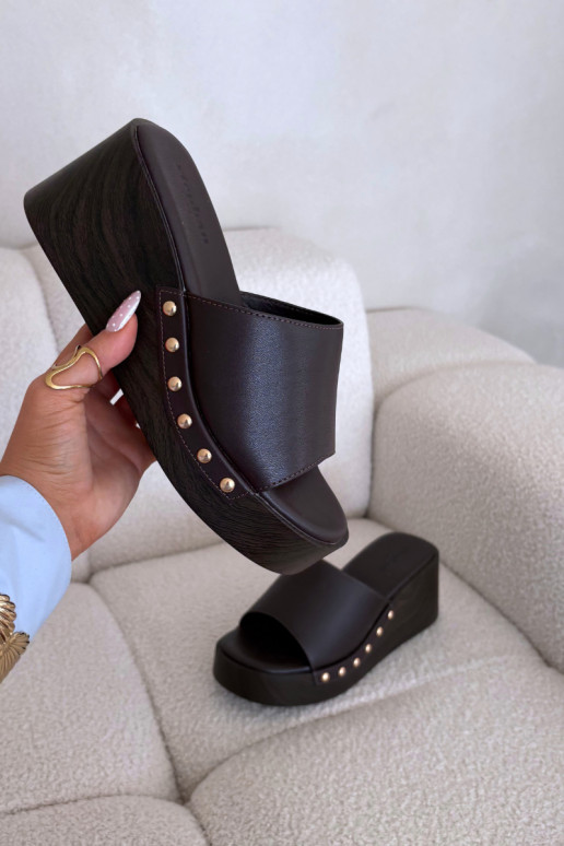 Dames slippers op platform met gouden studs in chocolade kleur Arionne