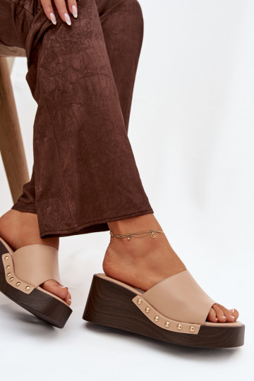 Dames slippers op platform met gouden studs in zandkleur Arionne