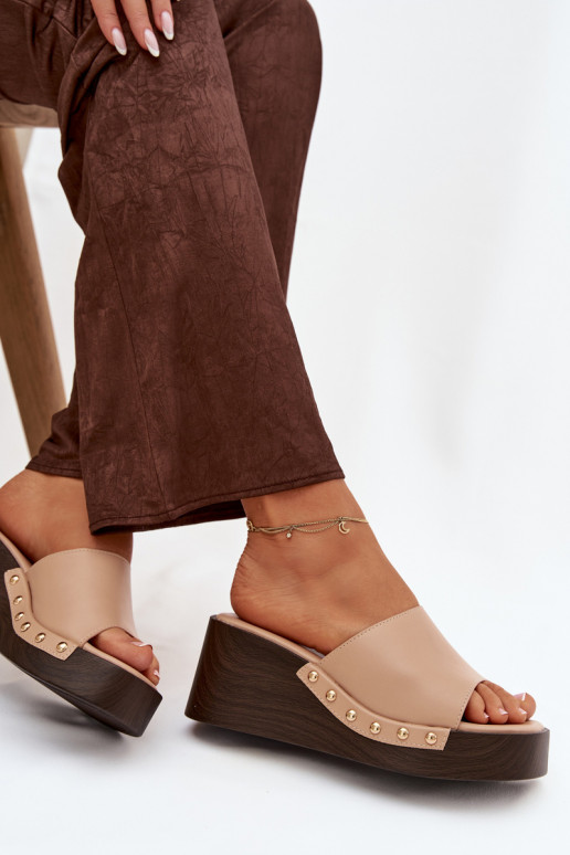 Dames slippers op platform met gouden studs in zandkleur Arionne