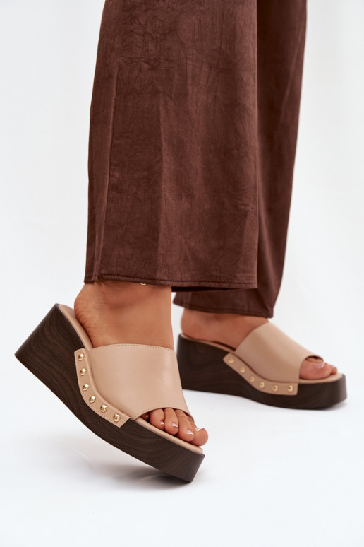 Dames slippers op platform met gouden studs in zandkleur Arionne