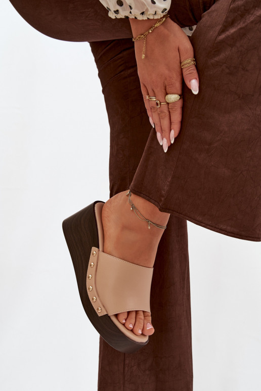 Dames slippers op platform met gouden studs in zandkleur Arionne