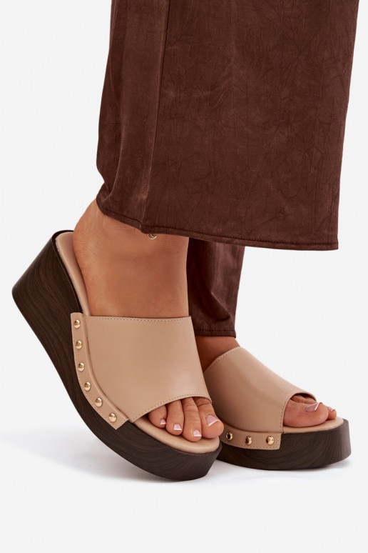 Dames slippers op platform met gouden studs in zandkleur Arionne