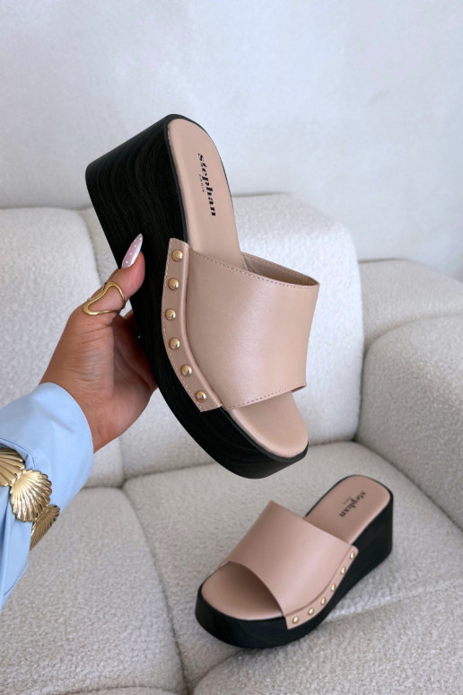 Dames slippers op platform met gouden studs in zandkleur Arionne