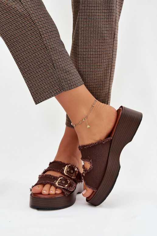 Damespantoffels met platform in goudkleur met chocoladebruine gespen