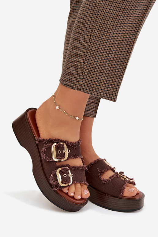 Damespantoffels met platform in goudkleur met chocoladebruine gespen