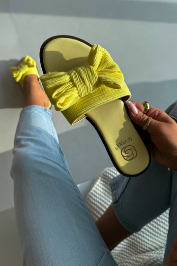 Damespantoffels met brede hakken met linten geel Amivelle