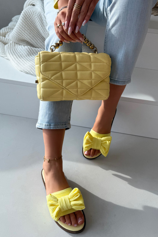 Damespantoffels met brede hakken met linten geel Amivelle