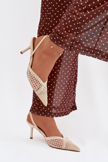 Ivoor kleurige „Hanelis" sandalen met ajour elementen en dunne hakjes