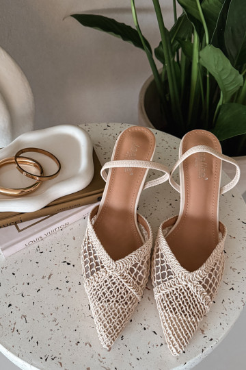 Ivoor kleurige „Hanelis" sandalen met ajour elementen en dunne hakjes 2