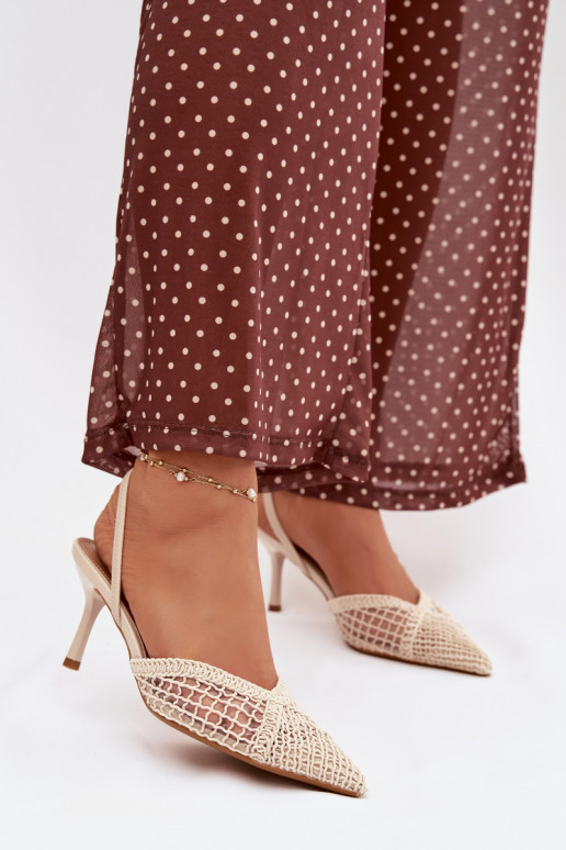 Ivoor kleurige „Hanelis" sandalen met ajour elementen en dunne hakjes