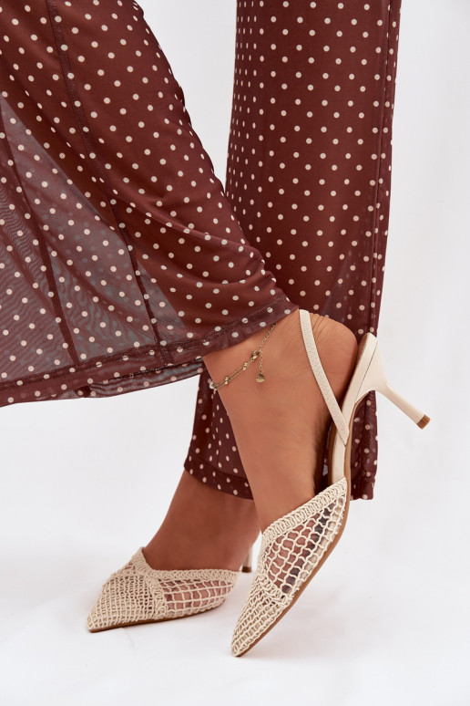 Ivoor kleurige „Hanelis" sandalen met ajour elementen en dunne hakjes