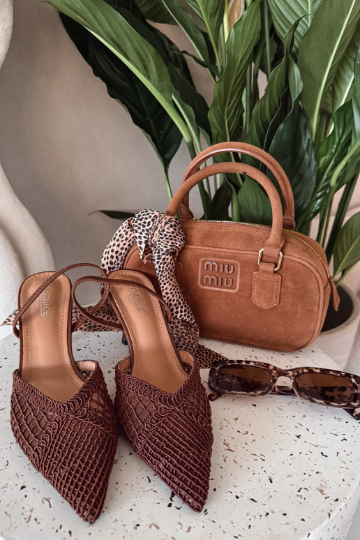 Bruine „Hanelis" sandalen met ajour elementen en dunne hakjes