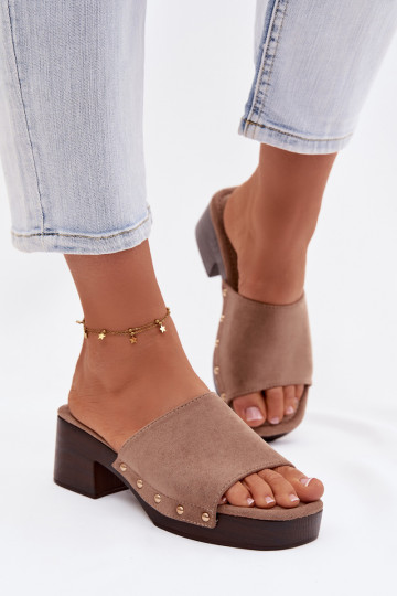 Dames slippers met klokjes en gouden studs in zandkleur Davessa 2