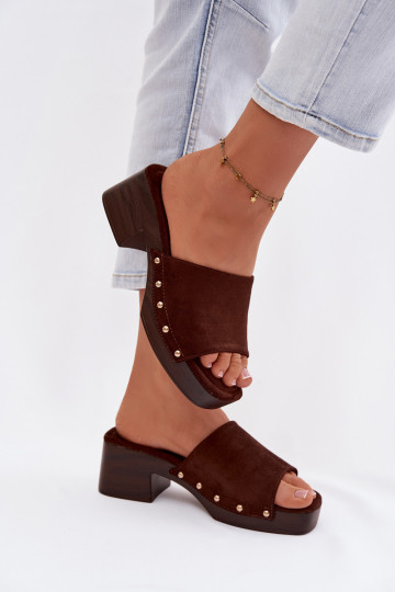 Dames slippers met klokjes en gouden studs in chocolade kleur Davessa