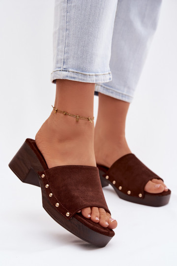 Dames slippers met klokjes en gouden studs in chocolade kleur Davessa 2