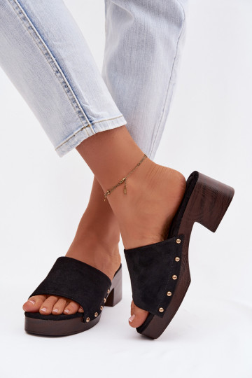 Dames slippers met klokjes en gouden studs in zwarte kleur Davessa 2