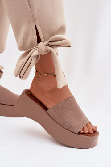 Dames slippers met platform in zandkleur Liorisse