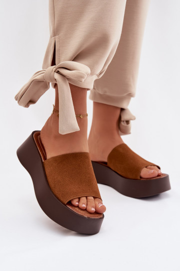 Dames slippers met platform in bruin Liorisse