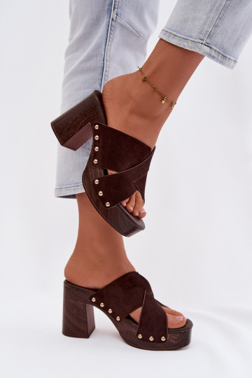 Dames slippers met hakjes en gouden speldjes in chocoladebruin Nerelle 2