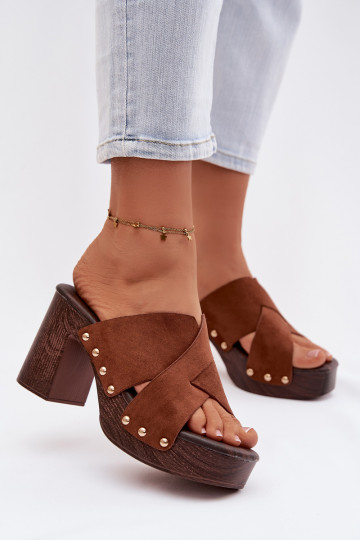 Dames slippers met hakjes en gouden speldjes in bruin Nerelle