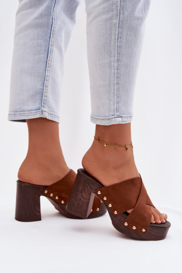 Dames slippers met hakjes en gouden speldjes in bruin Nerelle 2
