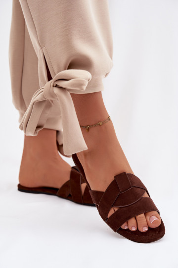 Vlakke dames slippers met bandjes in chocolade kleur Pavelle 2